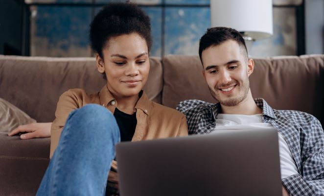 couple compare les garanties et cotisation de mutuelle pas chere