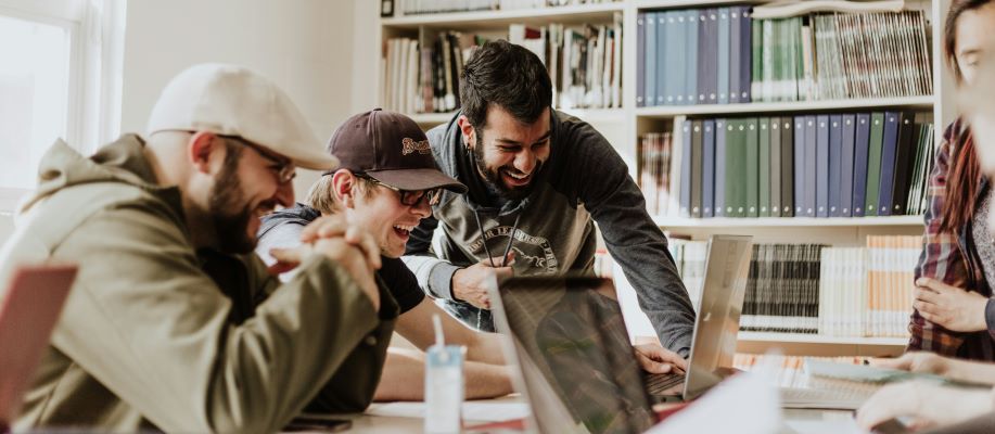 Étudiants consultant une mutuelle santé sur un ordinateur portable