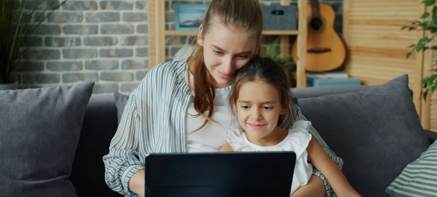 famille comparant une mutuelle familiale pour couvrir chaque membre du foyer
