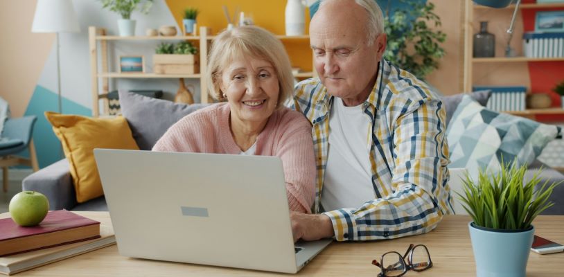 mutuelle retraité : couple de seniors comparant leur couverture santé