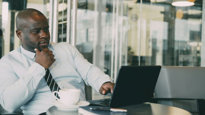 Indépendant consultant sa mutuelle TNS sur ordinateur