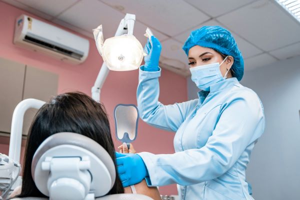 dentiste pratiquant de l'orthodontie adulte à une patiente